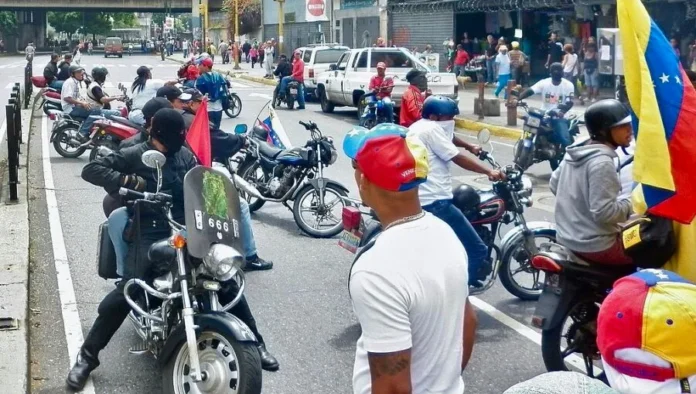 pandillas-de-motociclistas-armados-intervienen-a-medida-que-se-amplia-el-vacio-de-poder-en-venezuela