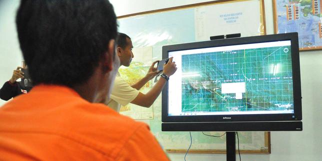 en-indonesia,-un-avion-de-transporte-dix-personnes-a-disparu-des-radars-dans-l’est-du-pays