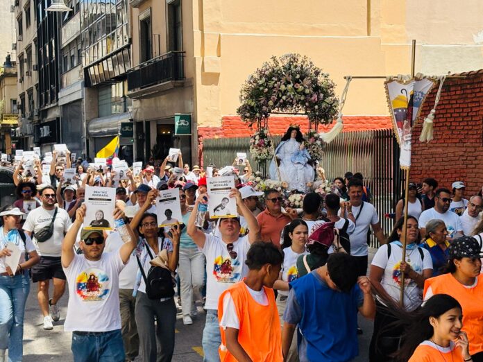 venezolanos-en-buenos-aires-pidieron-la-liberacion-de-todos-los-presos-politicos-durante-la-procesion-de-la-divina-pastora
