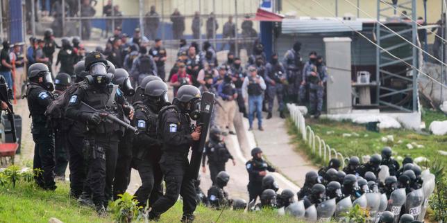 en-guatemala,-el-presidente-declara-el-estado-de-sitio-despues-de-los-emeutes-meurtrieres-dans-des-jails-et-la-mort-de-huit-policiers