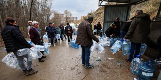 en-turquia,-ankara-al-borde-de-la-panne-seche-d’eau-courante