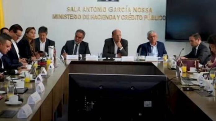‘no-estamos-peleando,-defendemos-derechos;-si-nos-bajan-las-rentas,-¿como-garantizamos-el-pae?’:-gobernadora-del-valle,-tras-reunion-ante-minhacienda