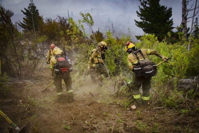 wildfire-hotspots-reignite-in-patagonia,-flames-rage-on-in-south-central-chile