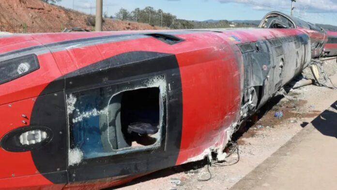 “necesito-que-paren-el-trafico-en-las-vias-urgentemente”:-los-audios-de-las-llamadas-entre-los-trenes-y-el-centro-de-mando-segundos-despues-del-accidente-que-dejo-43-muertos-en-espana