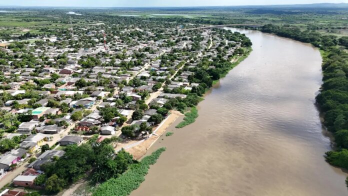 ‘es-vital-garantizar-la-proteccion-contra-inundaciones-en-los-pueblos-a-orillas-del-canal-del-dique’,-senala-el-gobrenador-de-bolivar,-yamil-arana