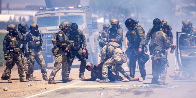 aux-etats-unis,-las-imagenes-de-la-extrema-brutalidad-de-los-agentes-de-ice-envuelven-a-los-migrantes