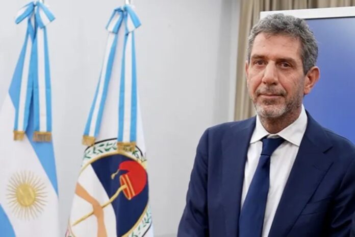five-public-officials-leave-the-government-in-a-day
