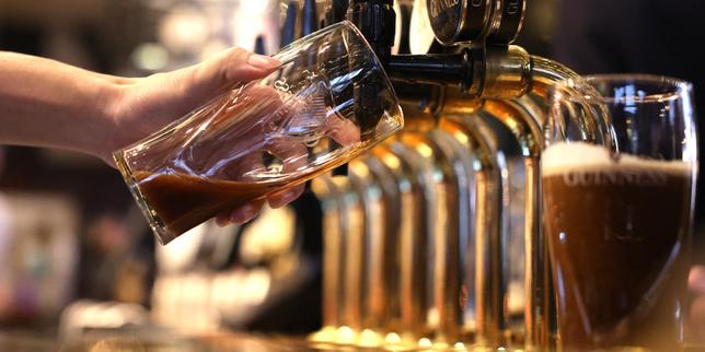 au-royaume-uni,-el-gobierno-ofrece-una-ultima-gira-aux-miticos-pubs-britanicos