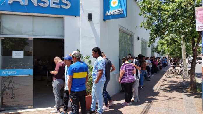 anses:-el-gobierno-de-javier-milei-confirma-aumento-de-2,85%-para-jubilados-y-pensionados-en-febrero,-¿en-cuanto-queda-la-minima?