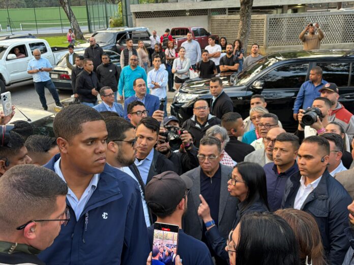 ucevistas-confrontan-a-delcy-rodriguez-y-piden-libertad-para-los-presos-politicos