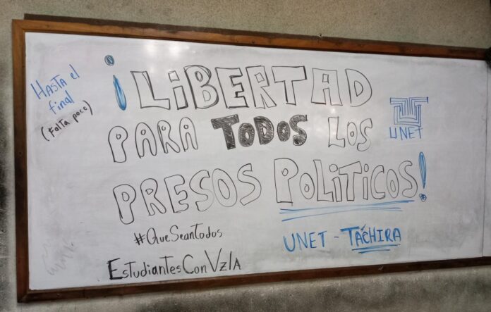 mensajes-de-protesta-por-los-presos-politicos-aparecen-en-al-menos-20-universidades-del-pais