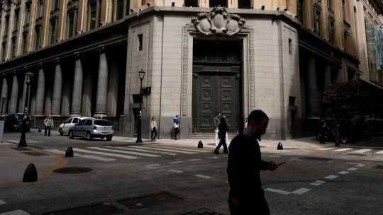 atraidos-por-tasas-del-38%,-inversionistas-de-carry-trade-se-amontonan-en-el-peso-de-milei