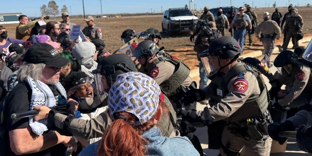 au-texas,-la-manifestacion-pacifica-para-la-liberacion-de-liam-ramos,-5-anos,-arrestado-por-l’ice,-a-ete-dispersee-au-gaz-lacrymogene
