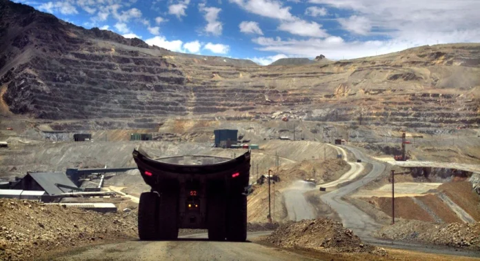 chile-cierra-2025-con-un-crecimiento-sorpresivo,-pero-los-problemas-mineros-y-las-grietas-fiscales-nublan-el-traspaso-a-kast