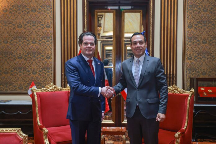 jose-jeri-cartas-recibe-credenciales-de-bernie-navarro-como-embajador-de-eeuu.-en-el-peru