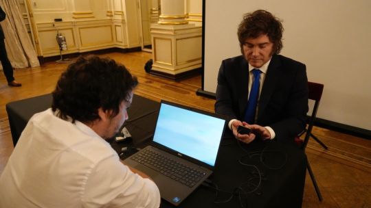 milei-es-el-primero-en-la-fila-mientras-argentina-lanza-cedula-de-identidad-y-pasaporte-actualizados