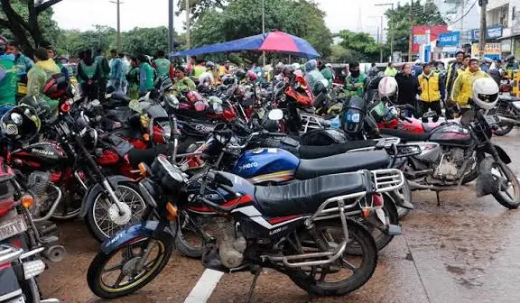mototaxistas-de-santa-cruz-bloquean-en-protesta-por-la-mala-calidad-de-combustible