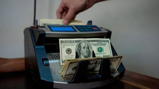 milei-impulsa-prestamos-en-dolares-para-todos-y-pone-fin-a-un-tabu-en-argentina