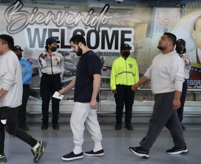 venezolanos-regresan-desde-estados-unidos:-315-personas-llegan-en-vuelo-de-repatriacion