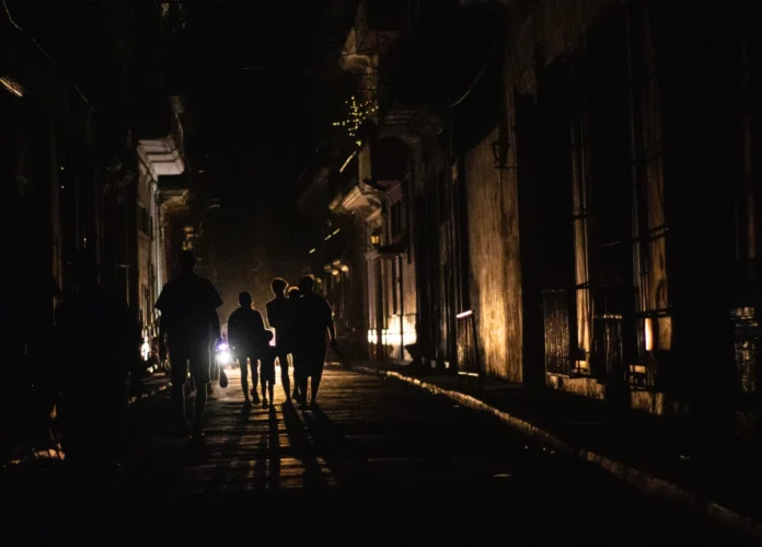 apagon-masivo-sume-al-este-de-cuba-en-la-oscuridad:-3,4-millones-de-personas-se-quedan-sin-electricidad