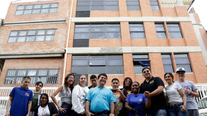 ¿como-supero-su-paralisis-y-creo-sede-universitaria-para-jovenes-con-discapacidad-en-cali?-un-estudiante-cuadraplejico-sera-programador-de-software.