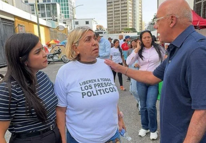 familiares-de-presos-politicos-en-zona-7-se-enfrentaron-a-una-mujer-que-abrazo-a-jorge-rodriguez:-“primera-vez-que-la-vemos”