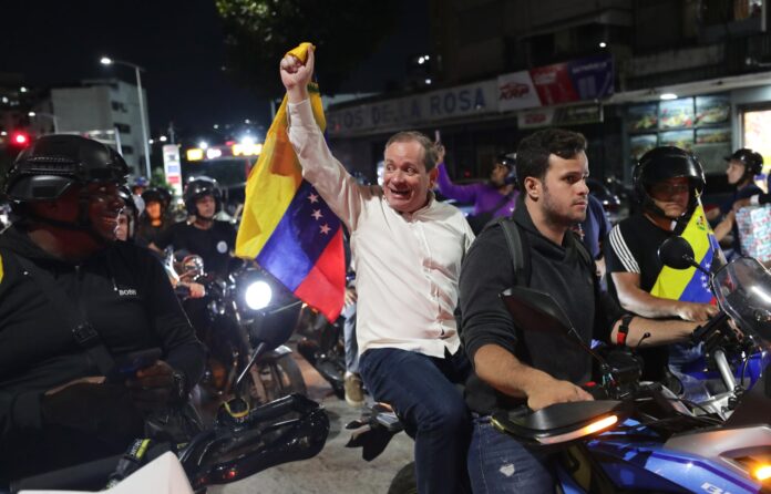 excarcelados-recorrieron-centros-de-detencion-en-caracas-para-exigir-libertad-para-todos-los-presos-politicos.