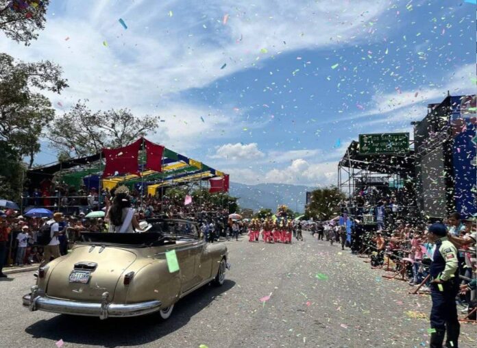 asistentes-a-la-feria-del-sol-en-merida-abuchearon-carroza-oficialista:-“¡ni-chavez-vive-ni-maduro-vuelve!”