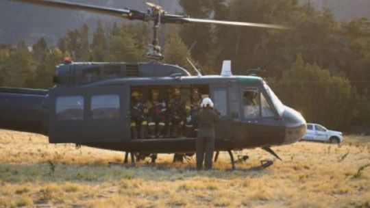 se-llevo-a-cabo-el-mayor-operativo-de-traslado-aereo-de-brigadistas-para-combatir-el-fuego-en-el-parque-los-alerces