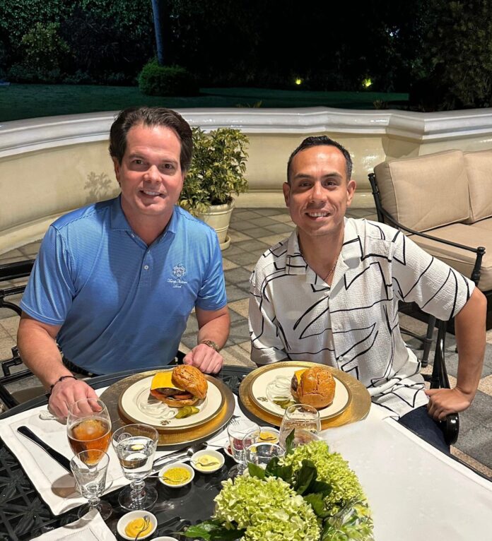 embajador-de-eeuu-publica-foto-con-jose-jeri:-“cambiando-el-menu.-compartiendo-una-hamburguesa-americana-con-el-presidente-del-peru”