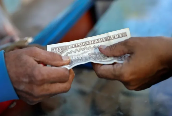 minimo-historico:-peso-cubano-cae-en-el-mercado-informal-hasta-los-500-por-dolar
