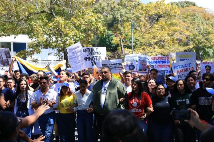 estudiantes-y-familiares-protestan-en-la-ucv-el-dia-de-la-juventud:-exigen-amnistia-y-libertad-plena-para-presos-politicos