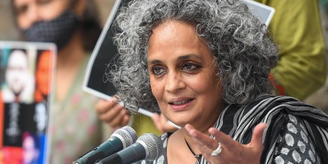 la-escritura-de-arundhati-roy-se-anula-en-la-sede-de-la-berlinale-despues-de-que-el-jurado-se-nego-a-presentarse-en-gaza