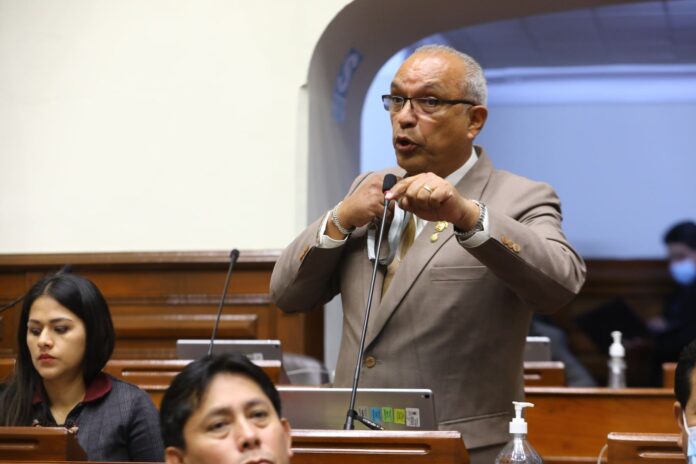 congresista-roberto-kamiche-justifica-retiro-de-su-firma-para-sesion:-“no-hay-material-politico-ni-capital-humano-para-reemplazar-a-jeri”