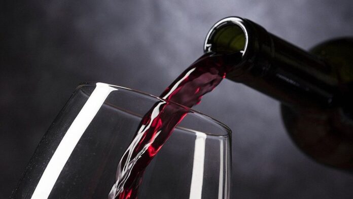 se-desploman-20%-las-exportaciones-de-licores-de-francia-a-china,-que-amenaza-sumar-aranceles-a-sus-vinos
