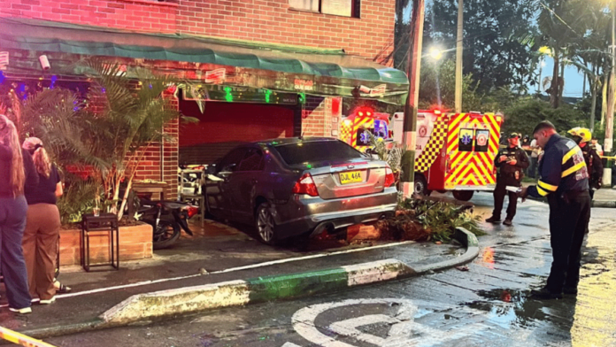 una-persona-muerta-y-dos-mas-heridas-tras-el-choque-de-un-carro-contra-un-local-comercial-en-sabaneta:-se-descarto-alicoramiento-del-conductor