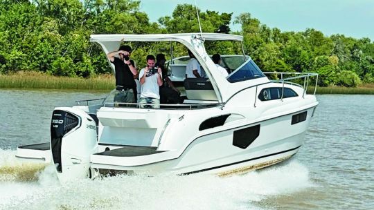custom-compac:-grandes-espacios-en-10-metros-de-eslora