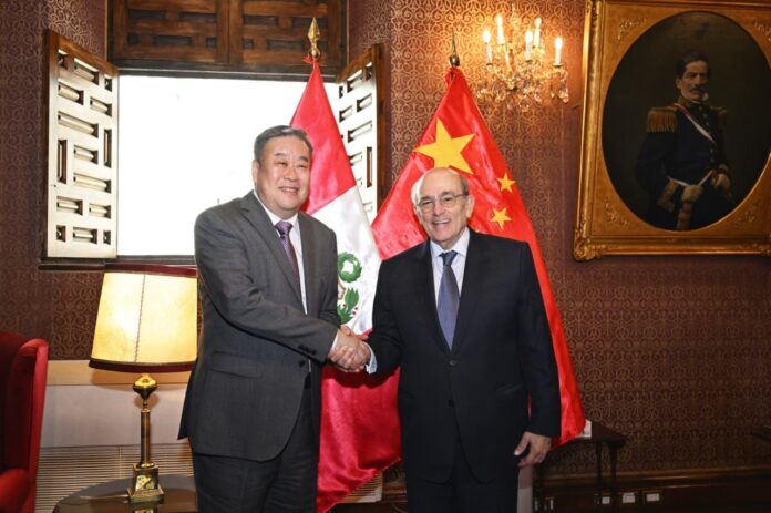 canciller-hugo-de-zela-recibe-al-embajador-de-china-y-sostiene-dialogo-sobre-la-relacion-bilateral