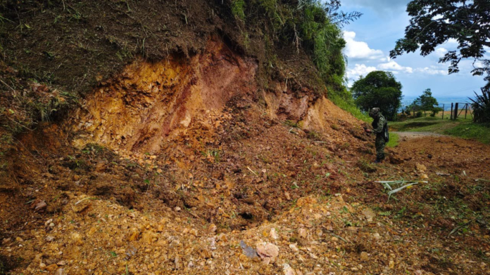 soldados-destruyeron-cilindros-bomba-donde-las-disidencias-habian-instalado-banderas-en-zona-de-jamundi,-valle:-asi-se-frustro-accion-terrorista