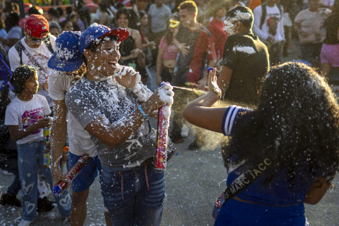 venezolanos-ponen-en-pausa-la-agitada-vida-politica-del-pais-para-celebrar-los-carnavales