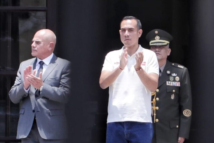 el-presidente-jose-jeri-participa-en-cambio-de-guardia-mientras-el-congreso-debate-mociones-de-censura