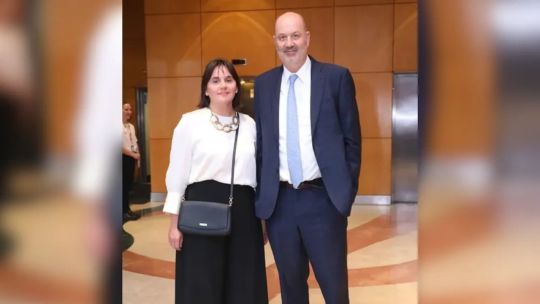 la-oposicion-impugna-el-contrato-de-formacion-inglesa-vinculado-a-la-esposa-de-sturzenegger