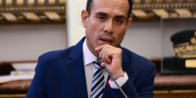 au-perou,-le-parlement-vote-la-destitucion-del-presidente-interino,-jose-jeri