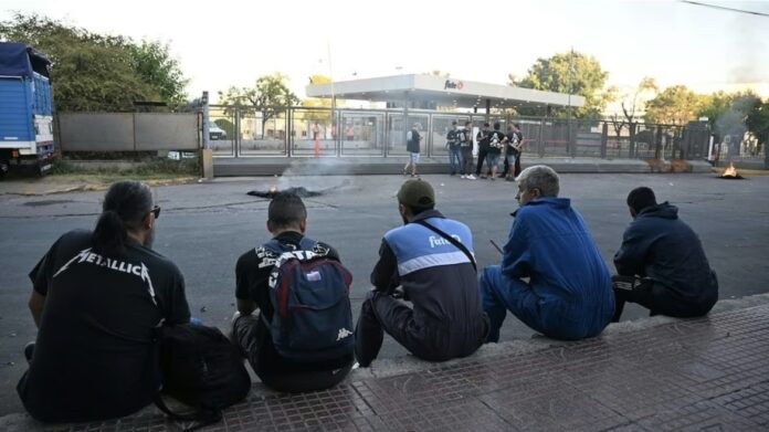 despues-de-80-anos-cierra-destino:-la-fabrica-de-neumaticos-echara-a-mas-de-900-trabajadores