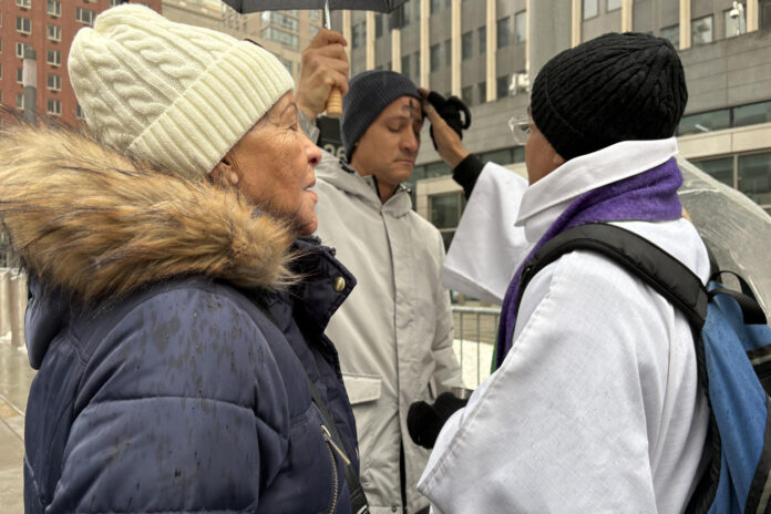 asi-recibieron-inmigrantes-la-cruz-de-ceniza-en-la-sede-del-ice-de-nueva-york-por-inicio-de-cuaresma