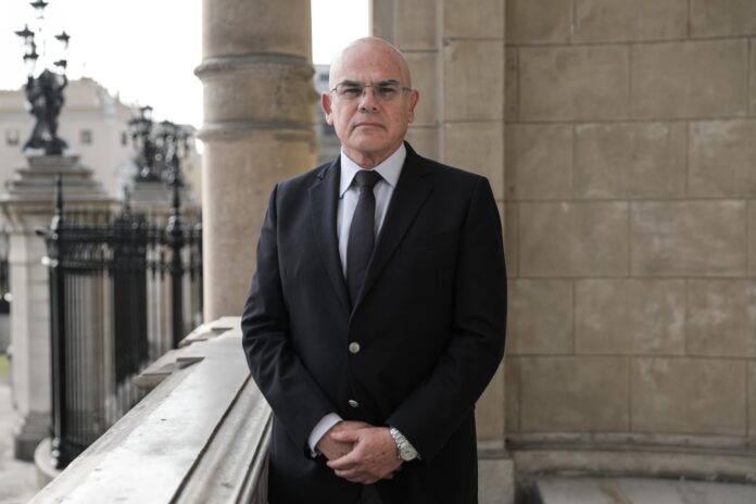 ernesto-alvarez-sobre-jose-jeri:-“si-algo-hay-que-corregir-es-que-nunca-mas-en-su-vida-vuelva-a-usar-una-capucha”