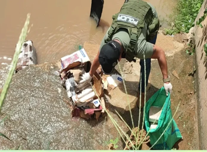 hallan-41-paquetes-de-marihuana-en-un-canal-de-drenaje-en-la-villa