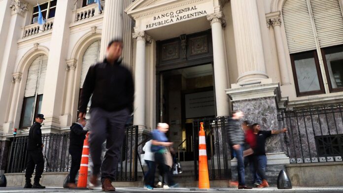 el-bcra-compro-mas-de-u$s2.000-millones,-pero-un-vencimiento-clave-a-fin-de-mes-pondra-a-prueba-las-reservas