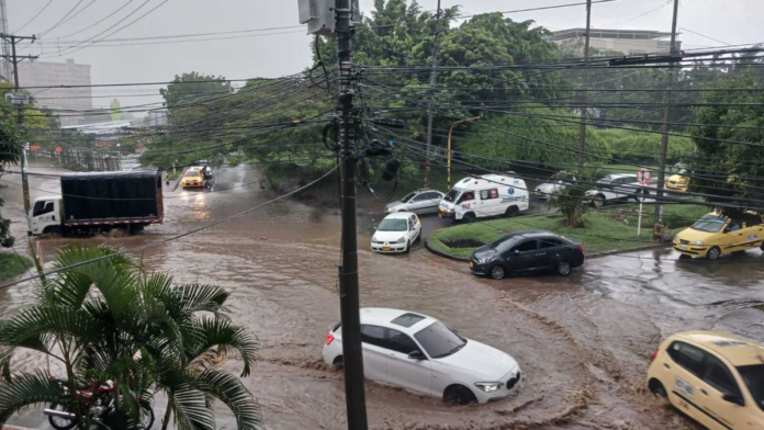 emergencias-por-inundaciones-en-cali,-en-videos-|-caida-de-arboles,-vendavales,-danos-en-casas-y-conductores-atrapados-por-el-agua,-tras-lluvias