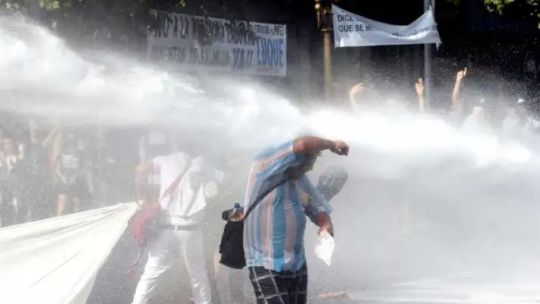 enfrentamientos-entre-policias-y-manifestantes-cerca-del-congreso